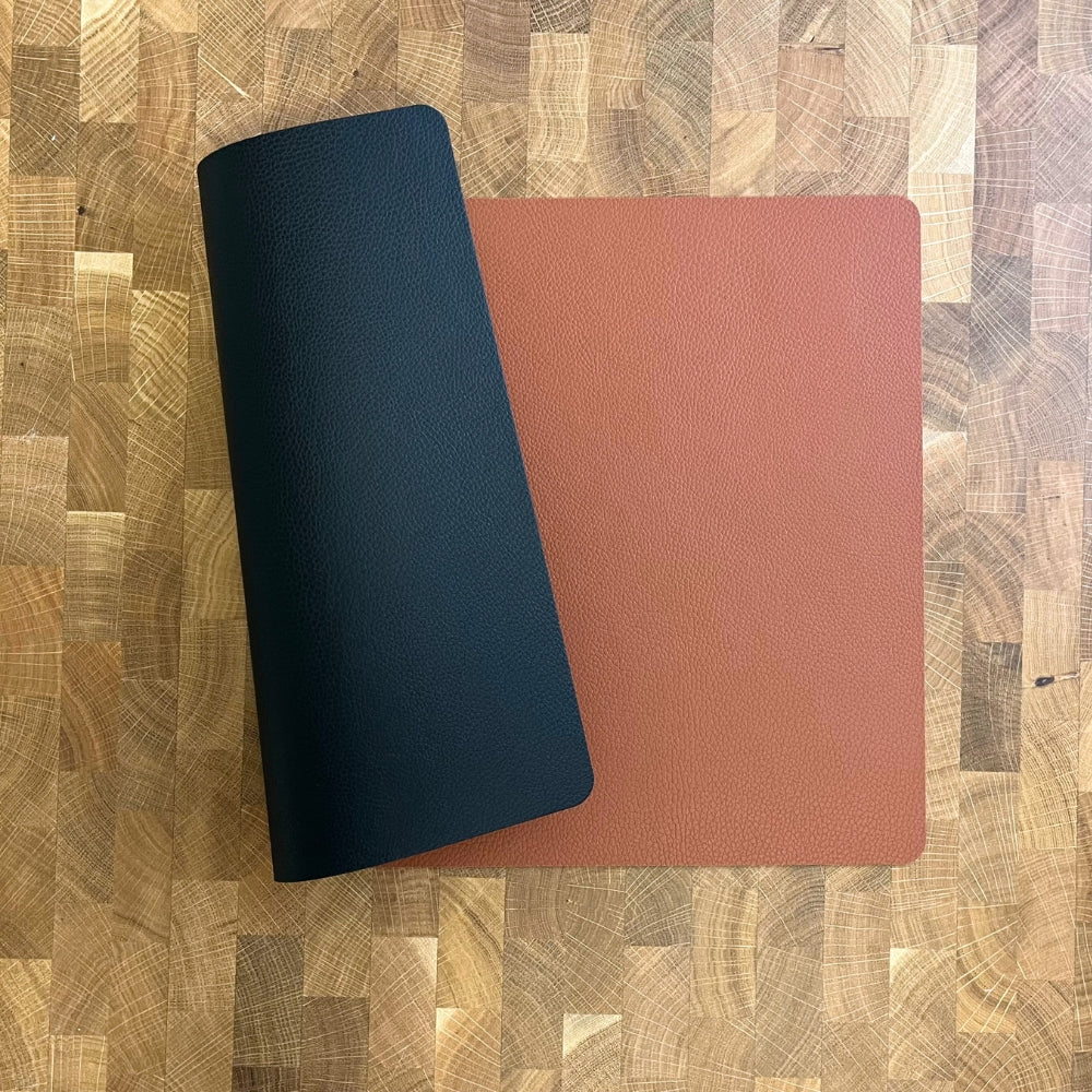 Dacore - Bordsunderlägg PU mjuk 30x45 cm - cognac/svart vändbar