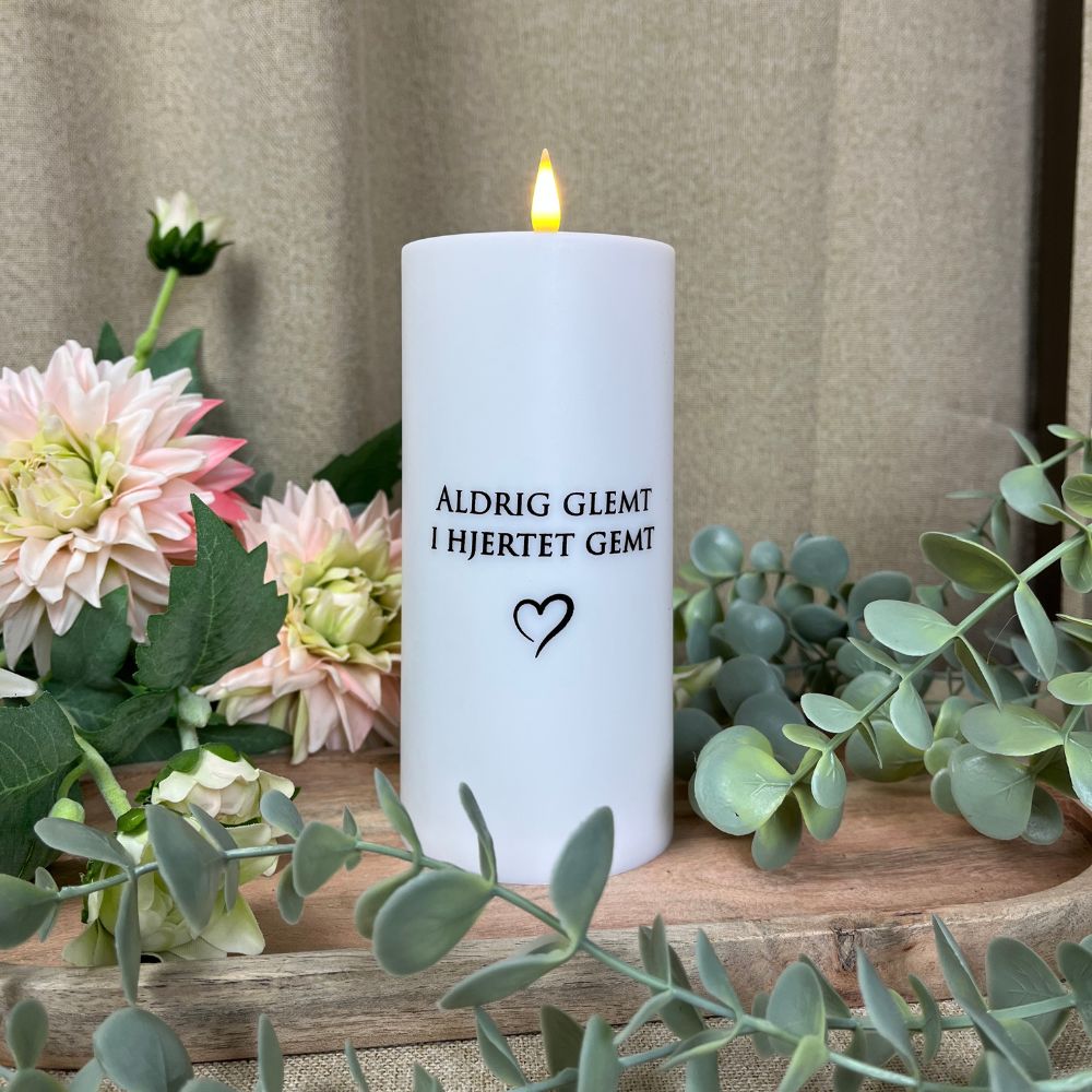 LED-gravlampa "Aldrig glömd i hjärtat gömd" med timer