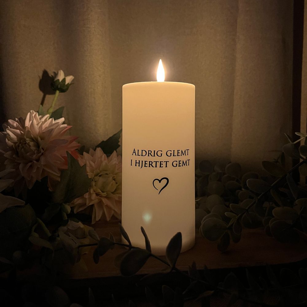 LED-gravlampa "Aldrig glömd i hjärtat gömd" med timer