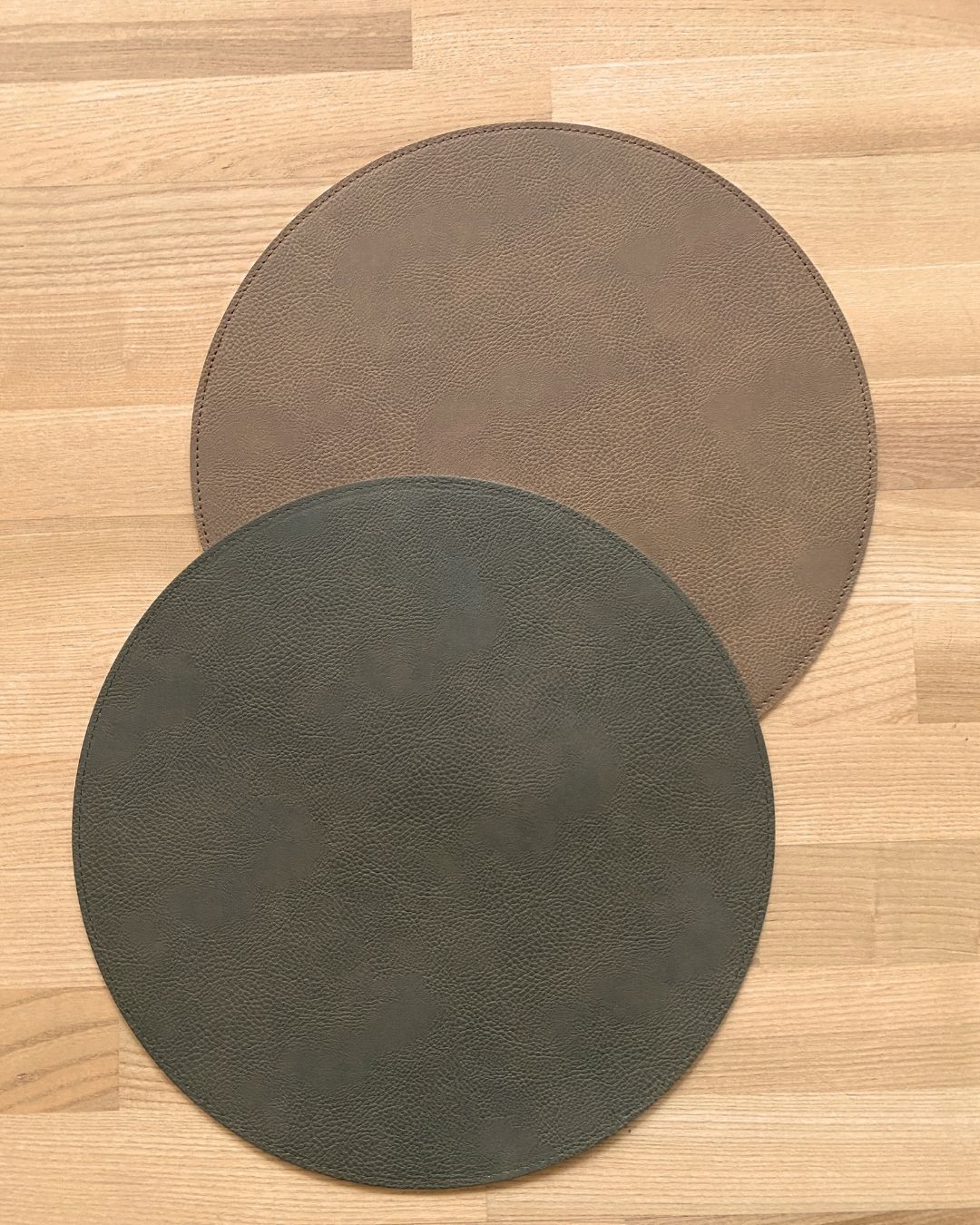 Vändbar bordsunderlägg - PU Ø38 cm armé/camel