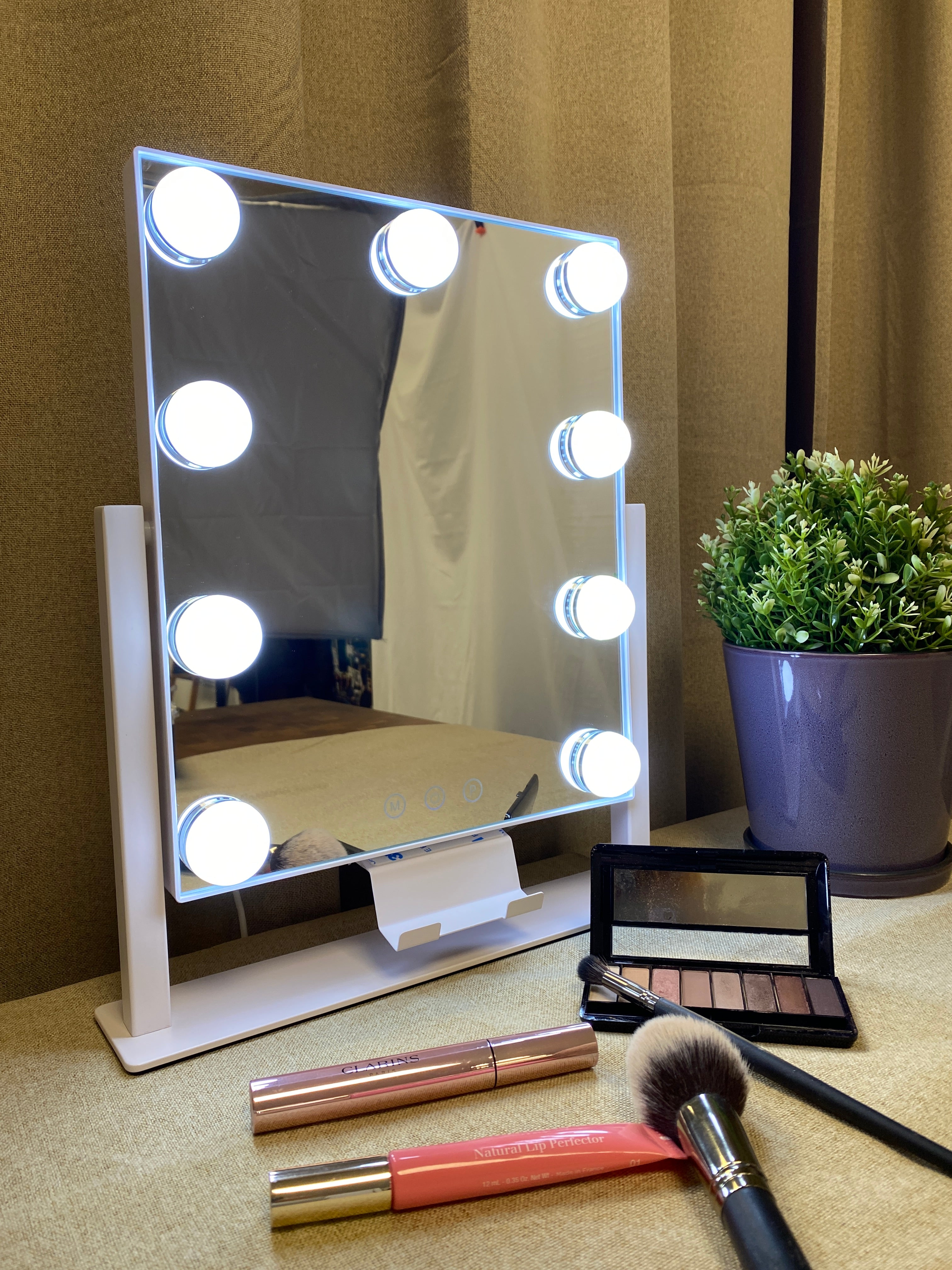 Conzept - sminkspegel med lampa och mobiltelefonhållare