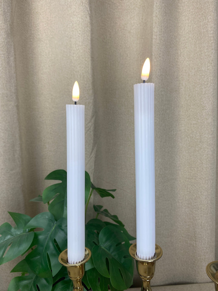 Conzept - Ljusstake med rörlig låga i vitt 2 st med räfflor - 22 cm