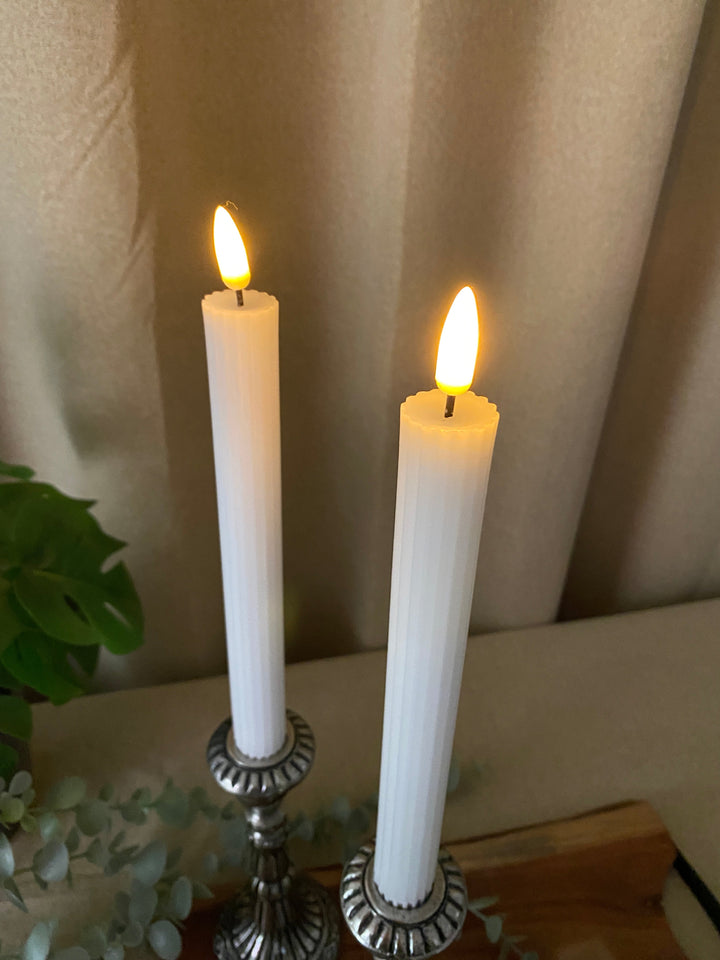 Conzept - Ljusstake med rörlig låga i vitt 2 st med räfflor - 22 cm