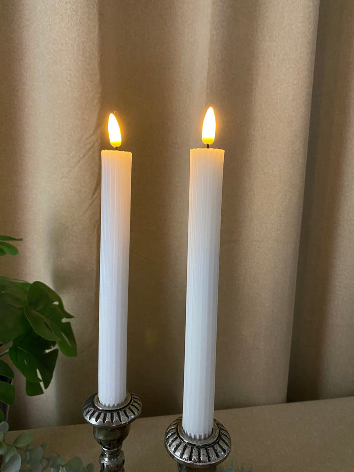 Conzept - Ljusstake med rörlig låga i vitt 2 st med räfflor - 22 cm