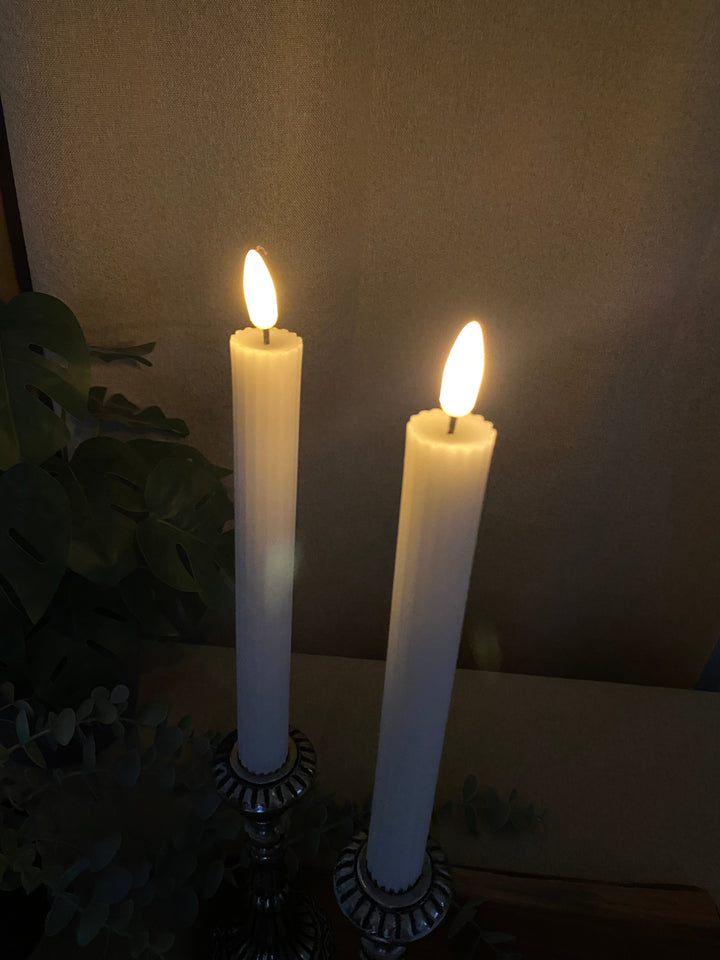 Conzept - Ljusstake med rörlig låga i vitt 2 st med räfflor - 22 cm