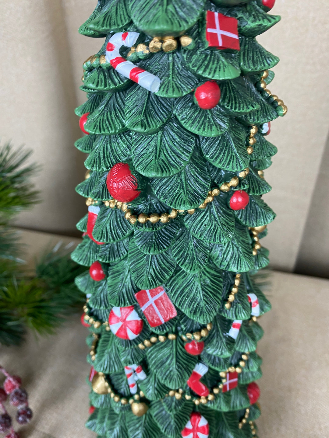 Julgran med dekorationer 50 cm polyresin mörkgrön