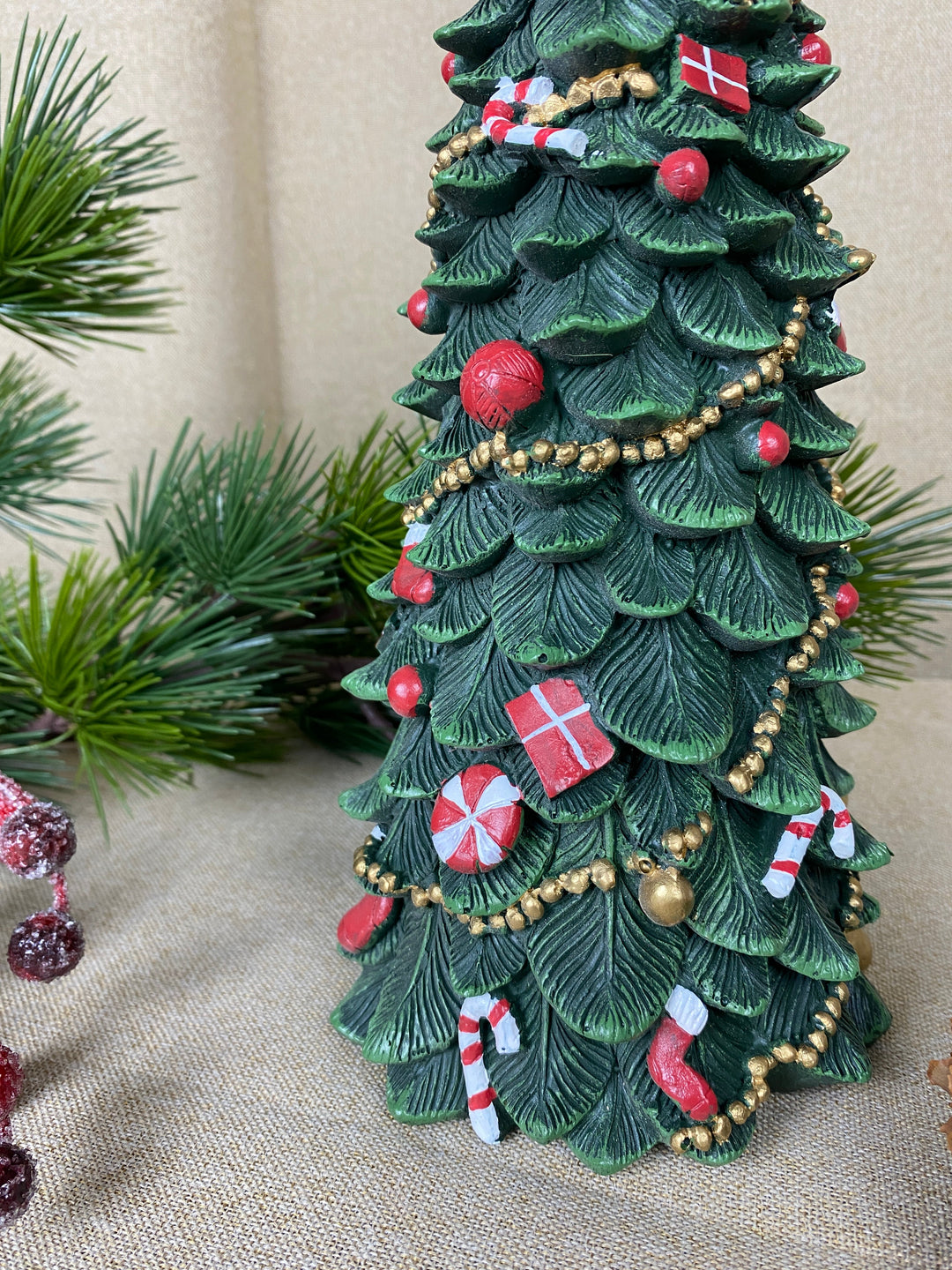 Julgran med dekorationer 33 cm polyresin mörkgrön