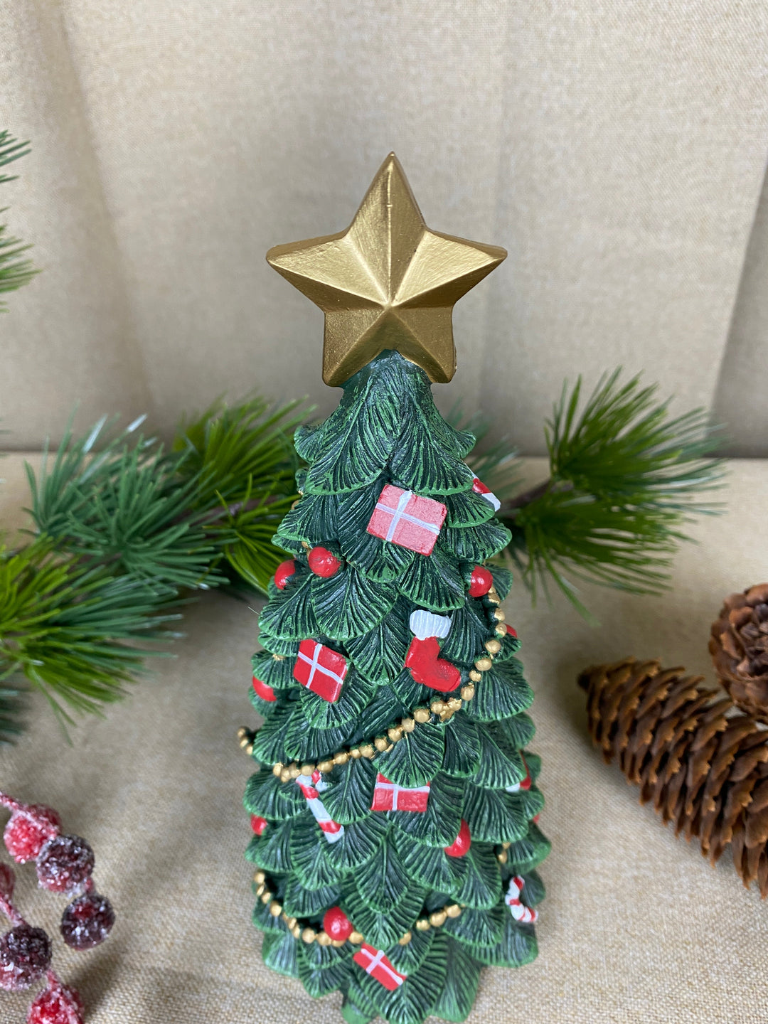 Julgran med dekorationer 23,5 cm polyresin mörkgrön