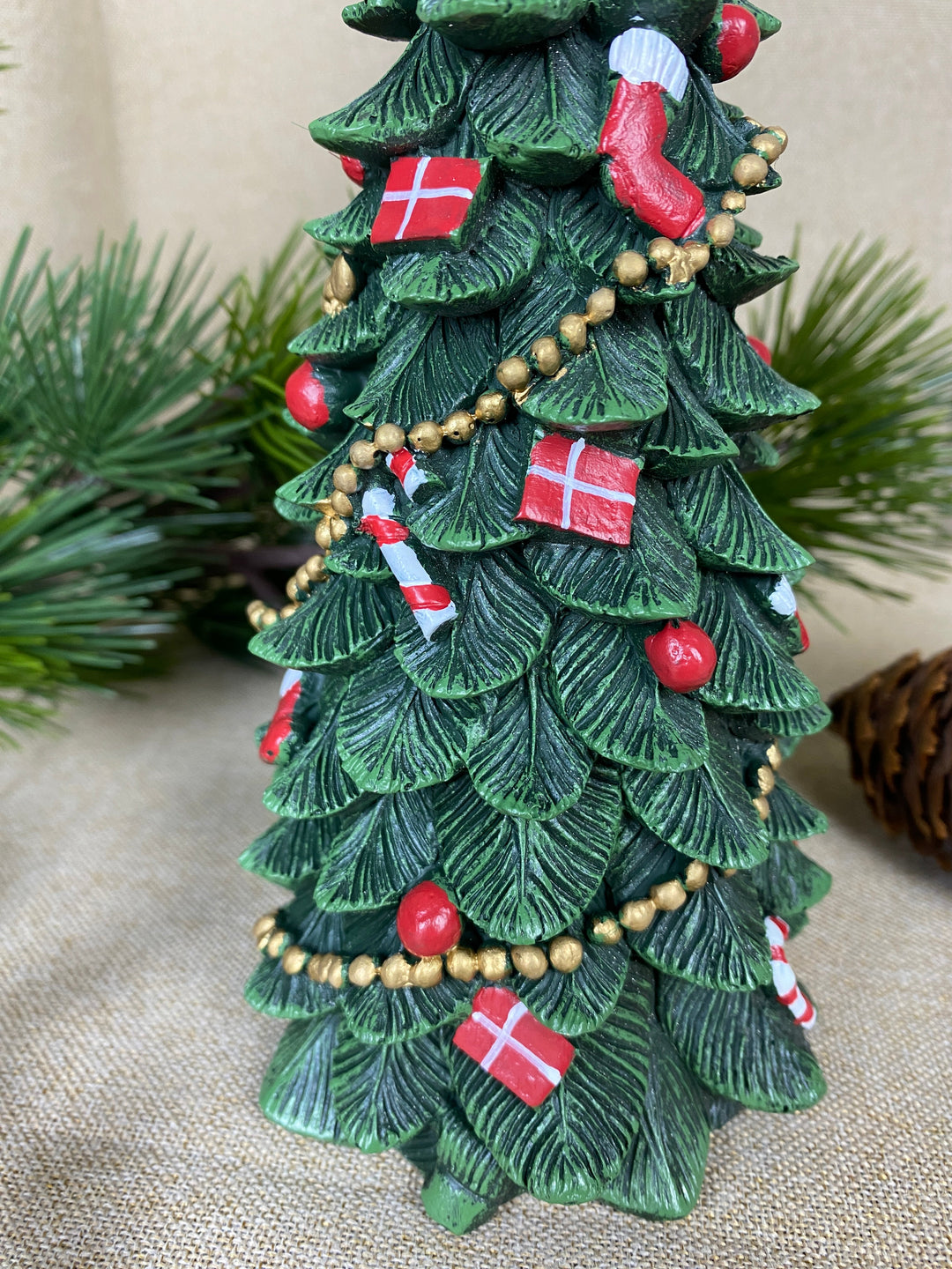 Julgran med dekorationer 23,5 cm polyresin mörkgrön