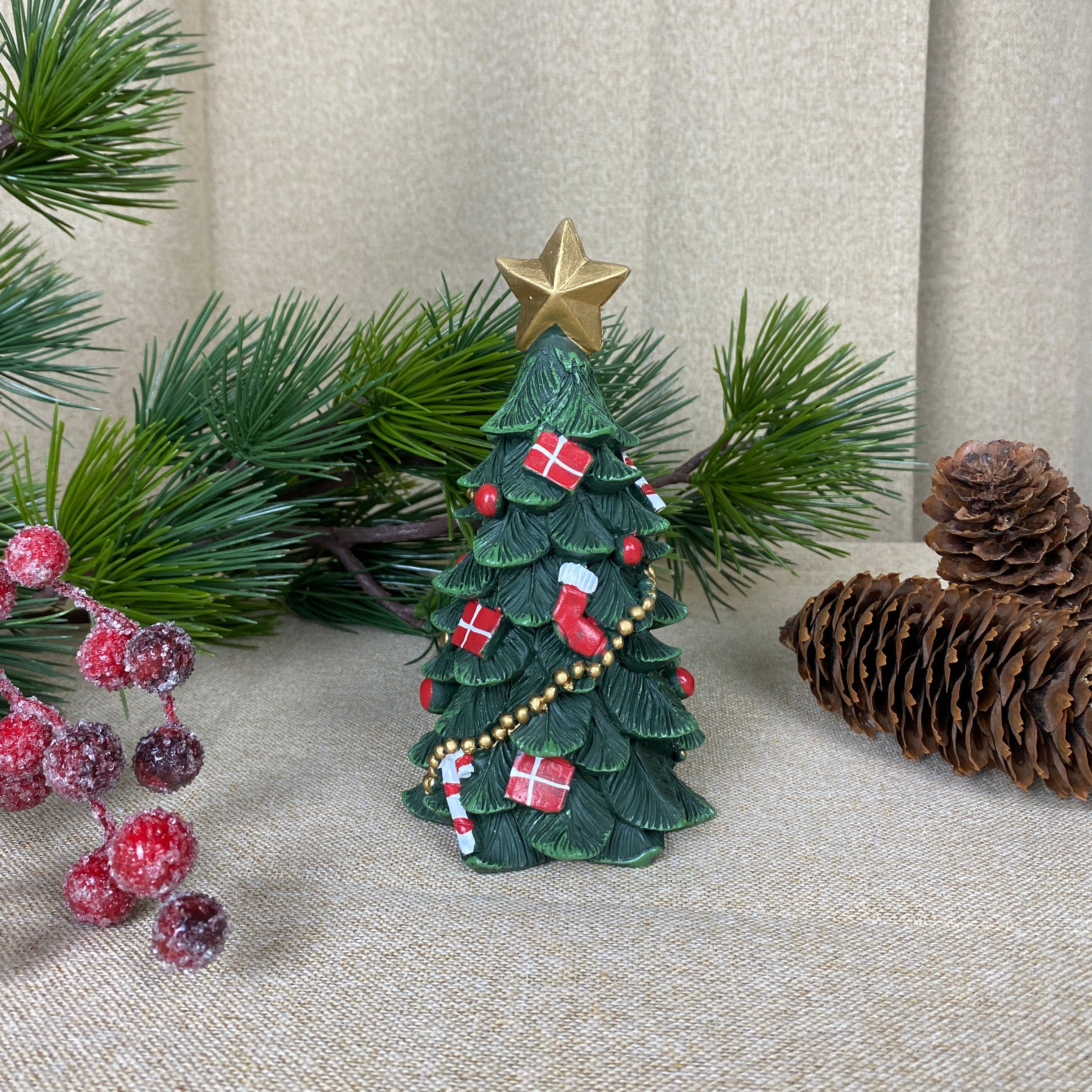 Julgran med dekorationer 15 cm polyresin mörkgrön