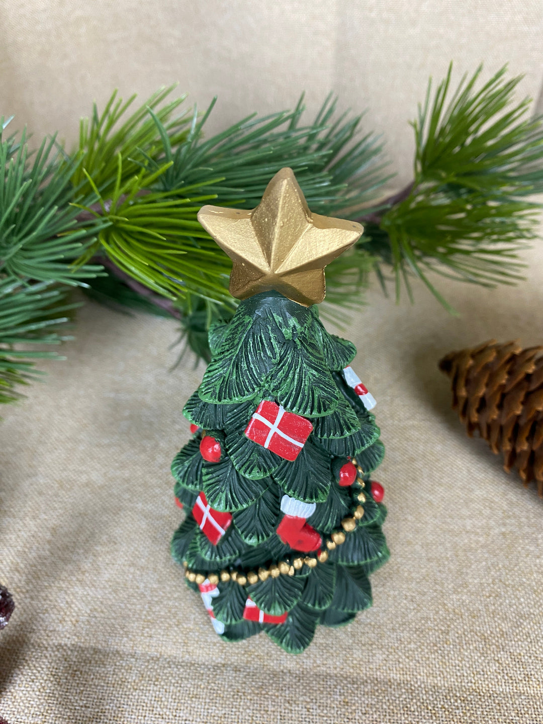 Julgran med dekorationer 15 cm polyresin mörkgrön