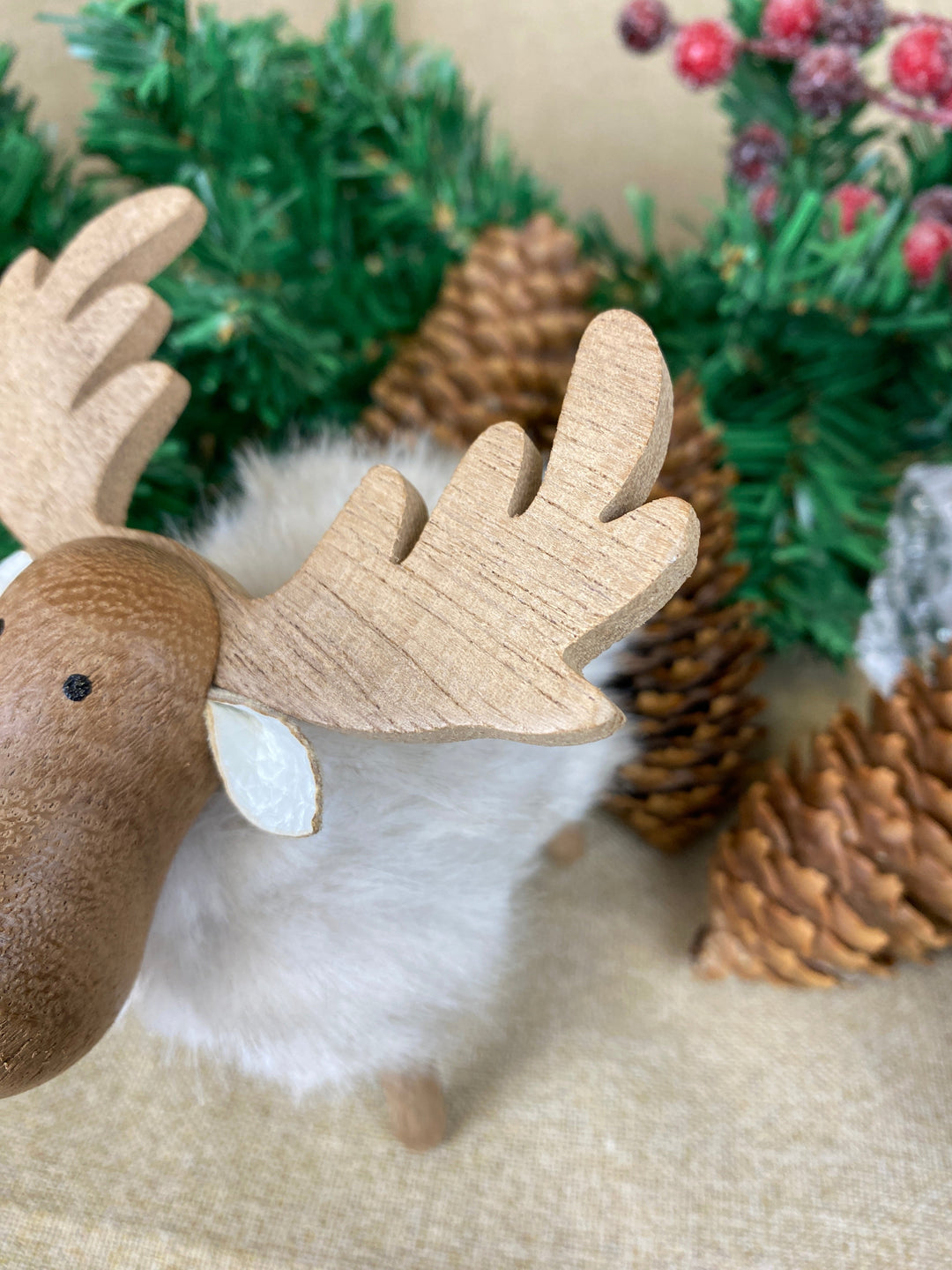 Älg med mjuk päls H15,2 cm - vit