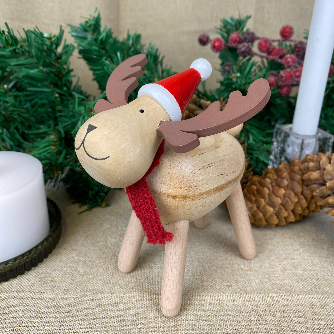 Ren med hatt - i furu 13,2 cm