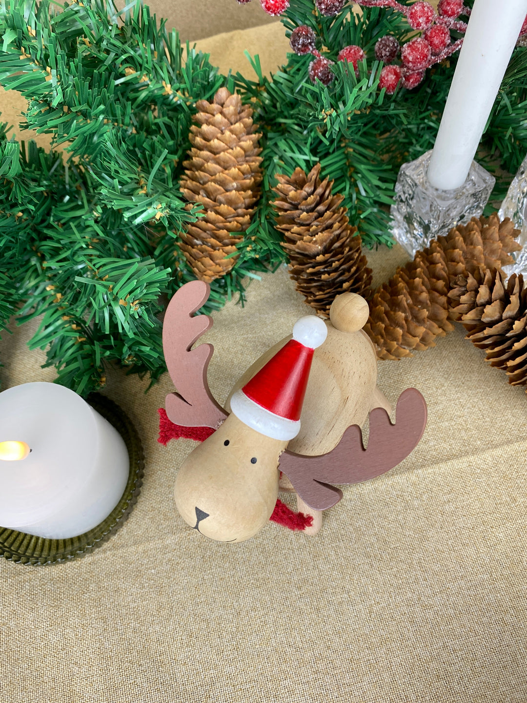 Ren med hatt - i furu 13,2 cm