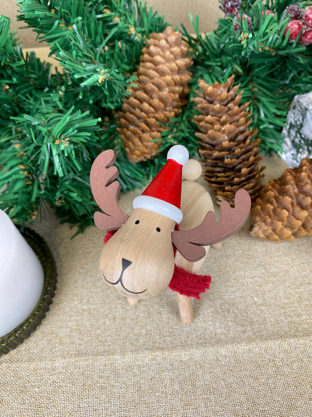 Ren med hatt - i furu 9,6 cm