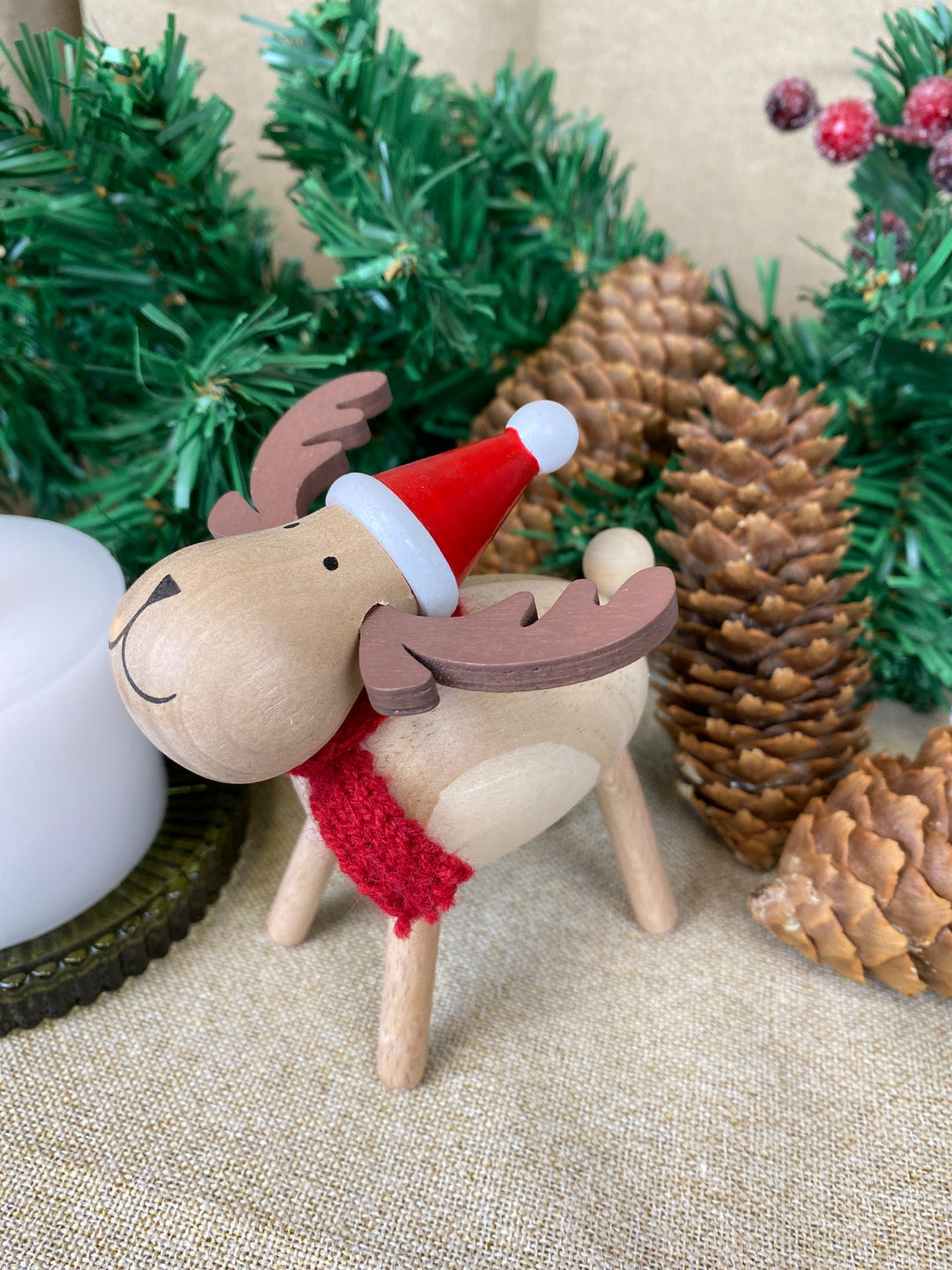 Ren med hatt - i furu 9,6 cm