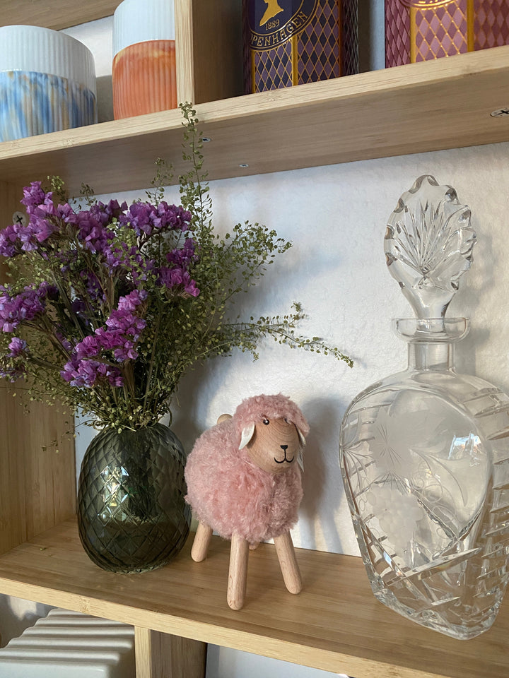 Fårfigur med rosa päls - trä och polyester H13cm