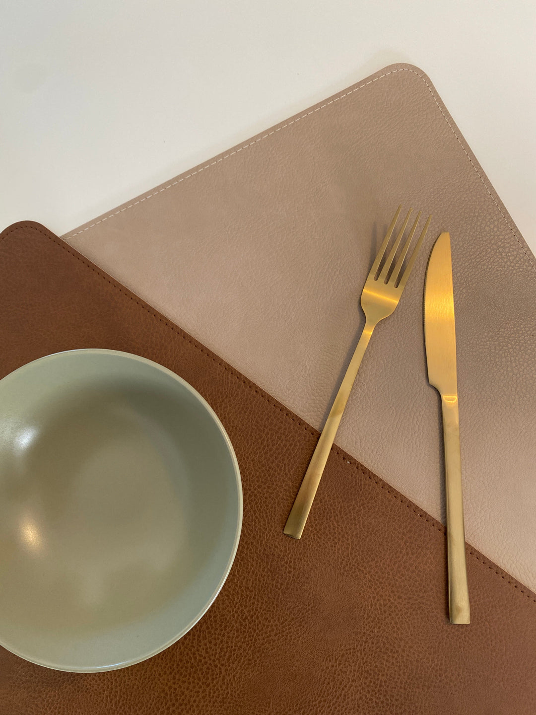 Vändbar bordsunderlägg - PU 30x45 cm tobak/sand