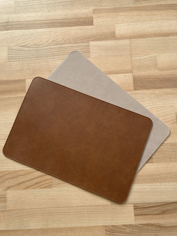 Vändbar bordsunderlägg - PU 30x45 cm tobak/sand