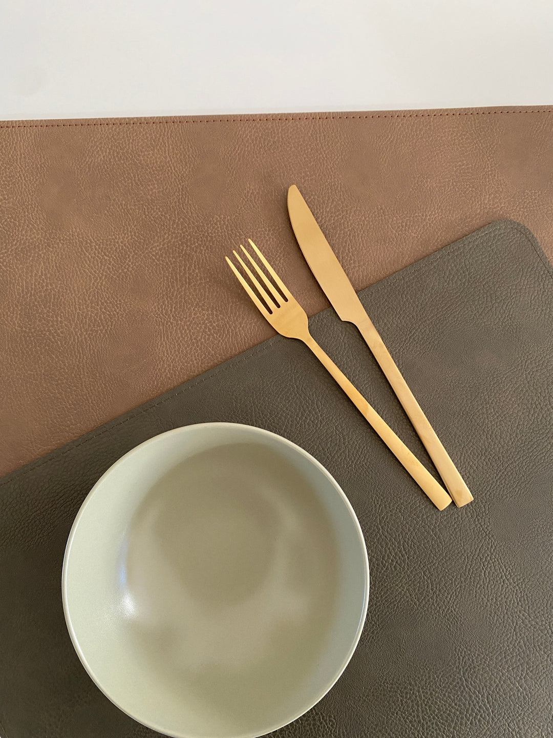 Vändbar bordsunderlägg - PU 30x45 cm army/camel