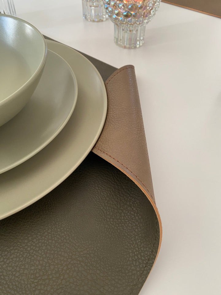 Vändbar bordsunderlägg - PU 30x45 cm army/camel