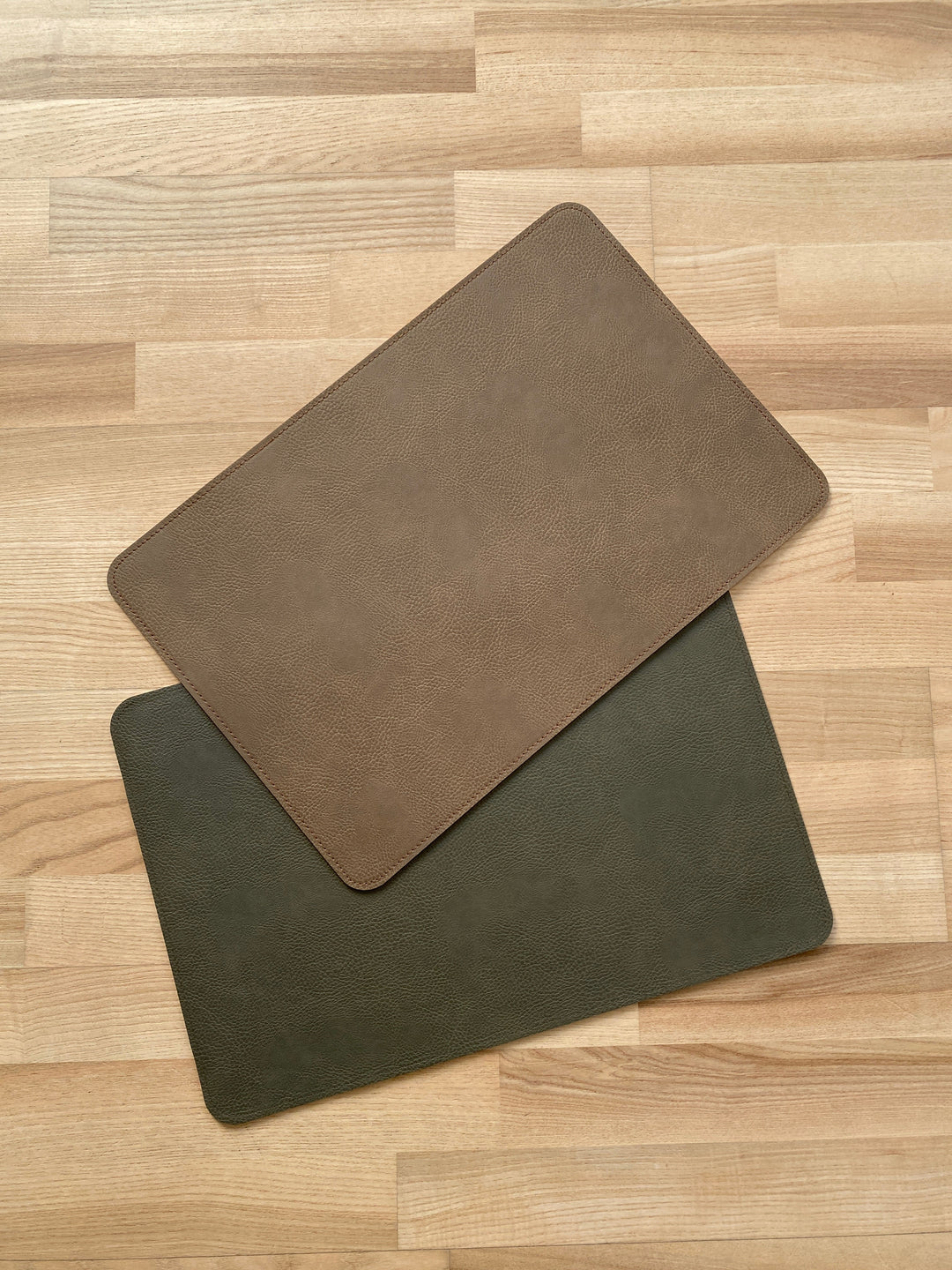 Vändbar bordsunderlägg - PU 30x45 cm army/camel