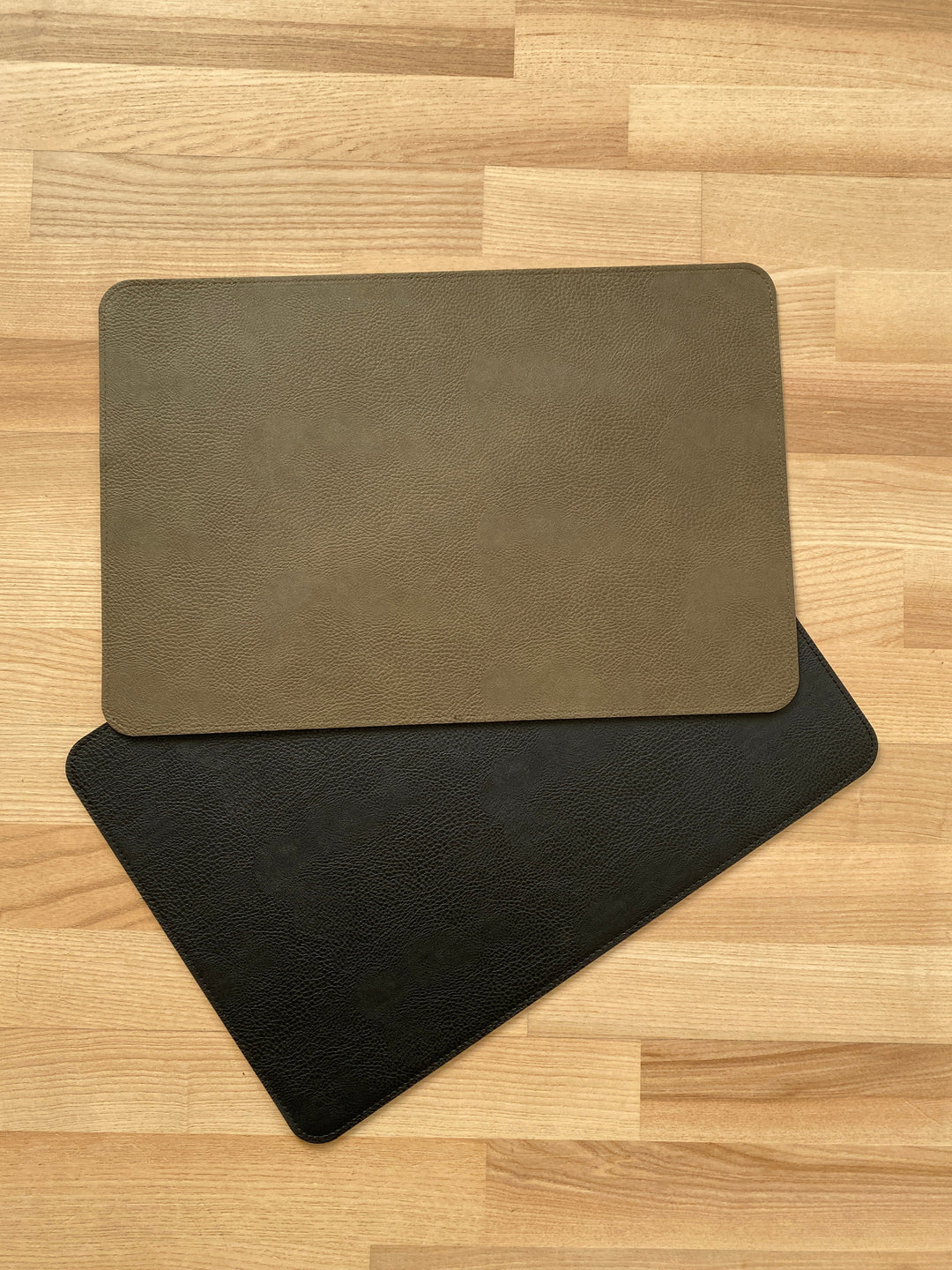 Vändbar bordsunderlägg - PU 30x45 cm svart/olivgrön