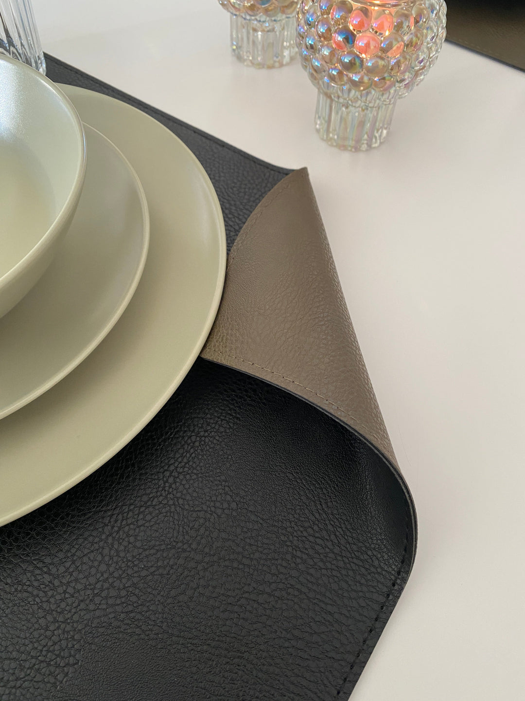 Vändbar bordsunderlägg - PU 30x45 cm svart/olivgrön