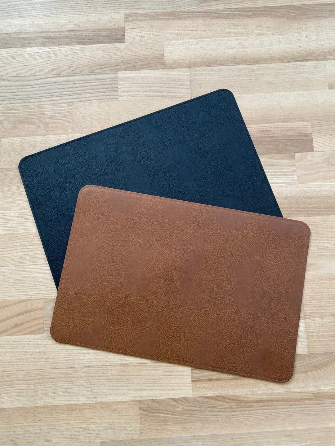 Vändbar bordsunderlägg - PU 30x45 cm konjak/svart