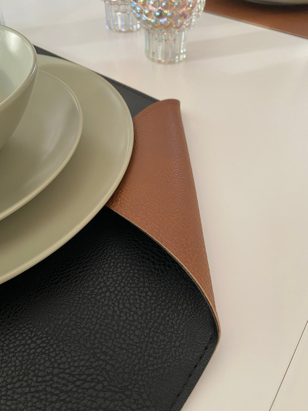 Vändbar bordsunderlägg - PU 30x45 cm konjak/svart