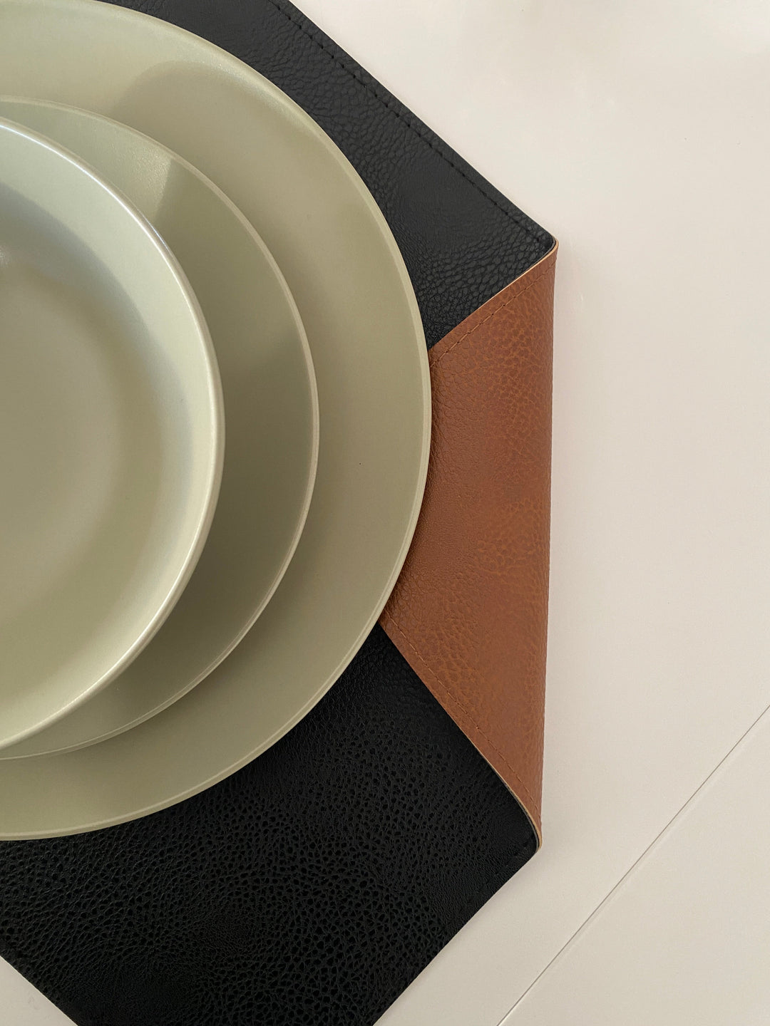 Vändbar bordsunderlägg - PU 30x45 cm konjak/svart