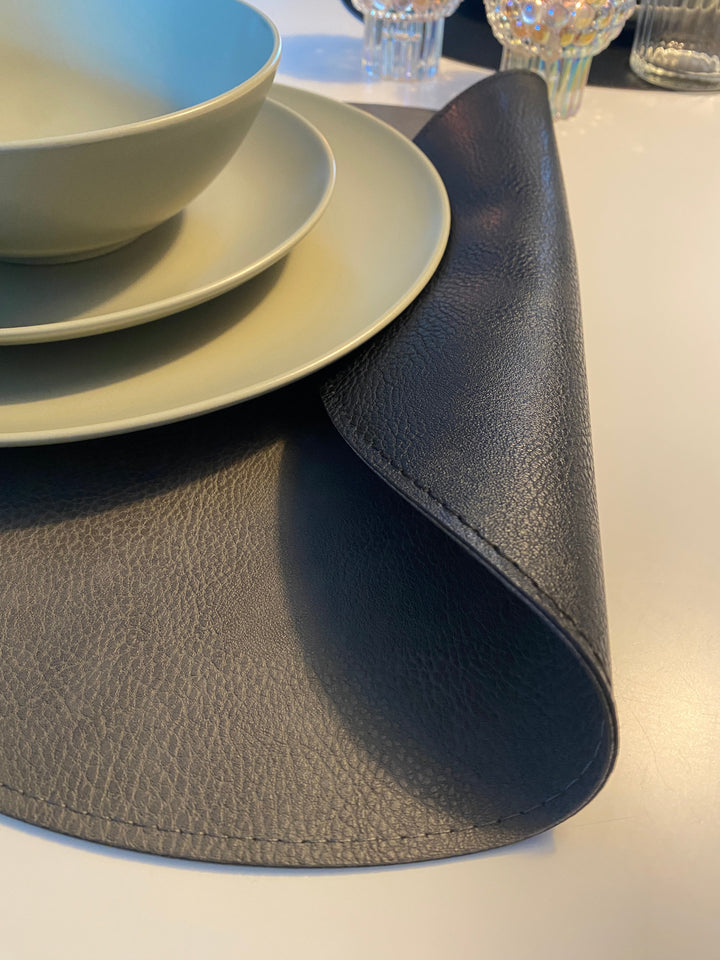 Vändbar bordsunderlägg - PU Ø38cm svart/grå