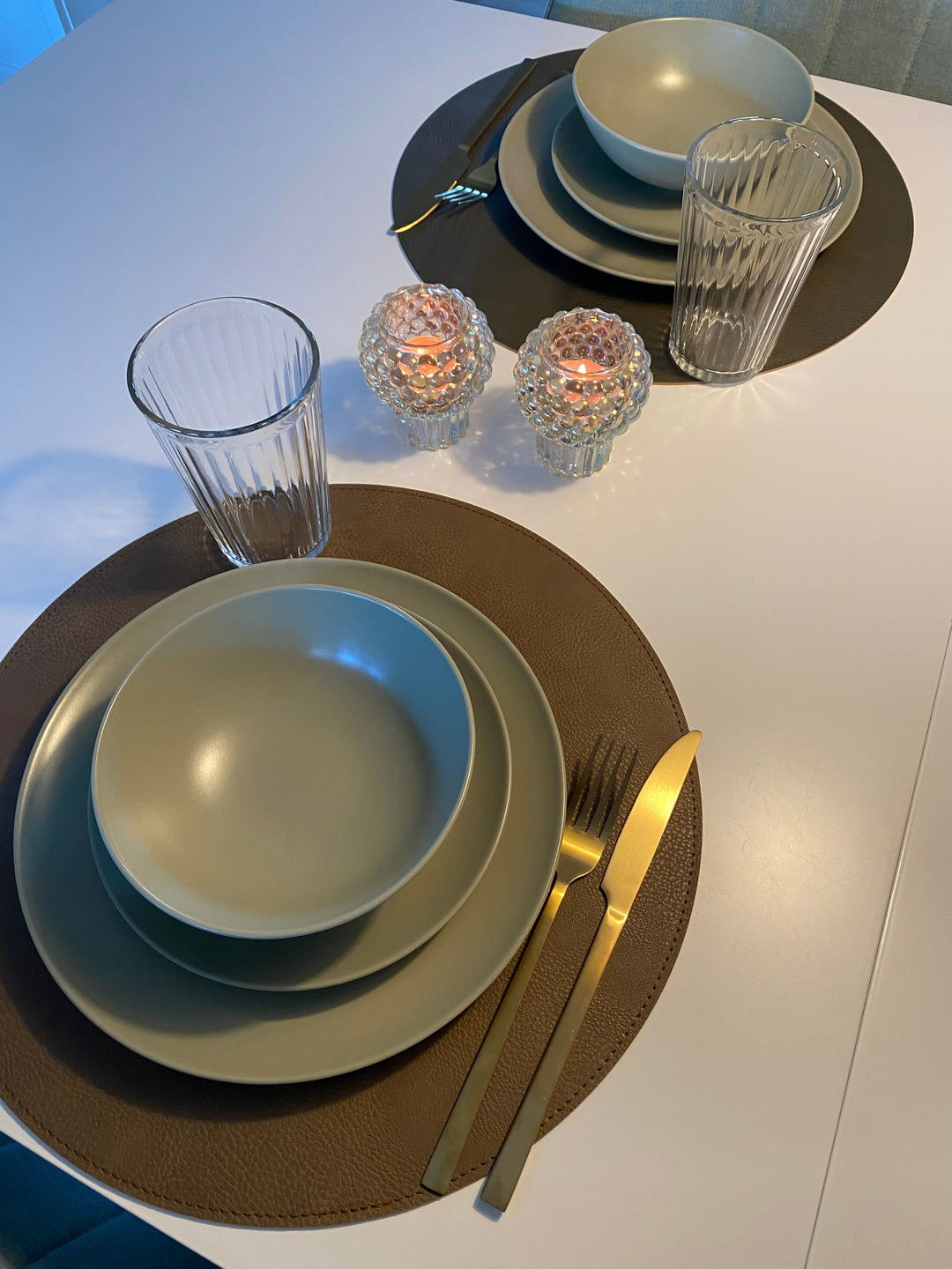 Vändbar bordsunderlägg - PU Ø38 cm armé/camel