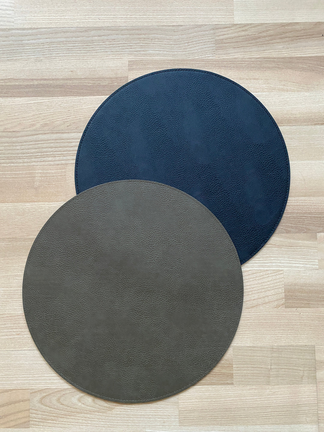 Vändbar bordsunderlägg - PU Ø38 cm svart/oliv