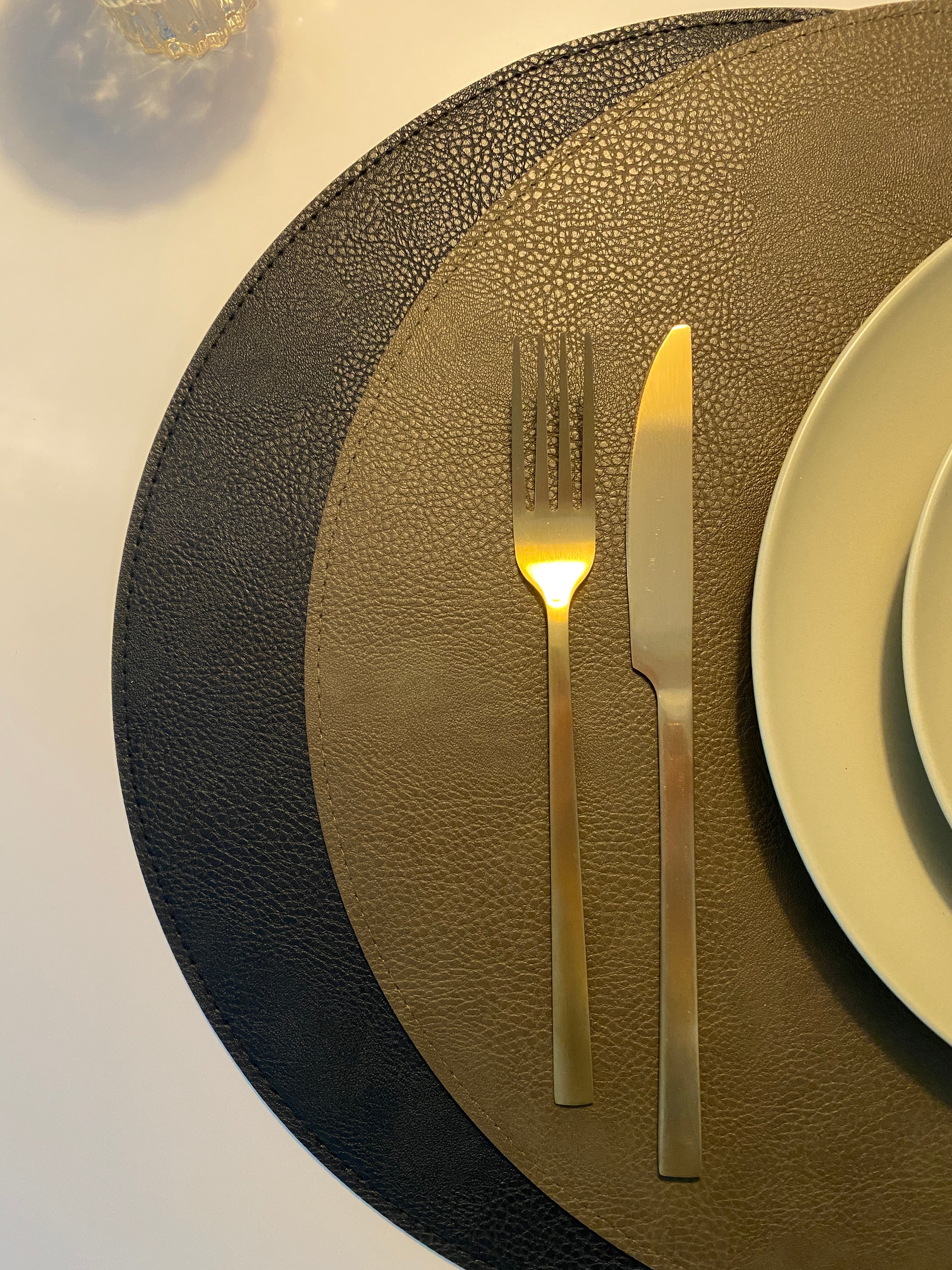 Vändbar bordsunderlägg - PU Ø38 cm svart/oliv