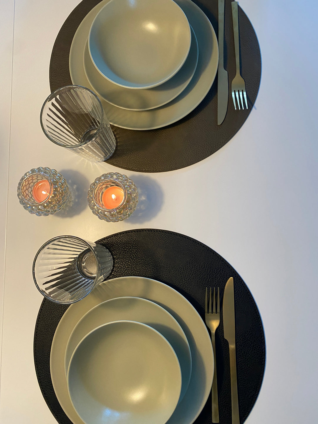 Vändbar bordsunderlägg - PU Ø38 cm svart/oliv