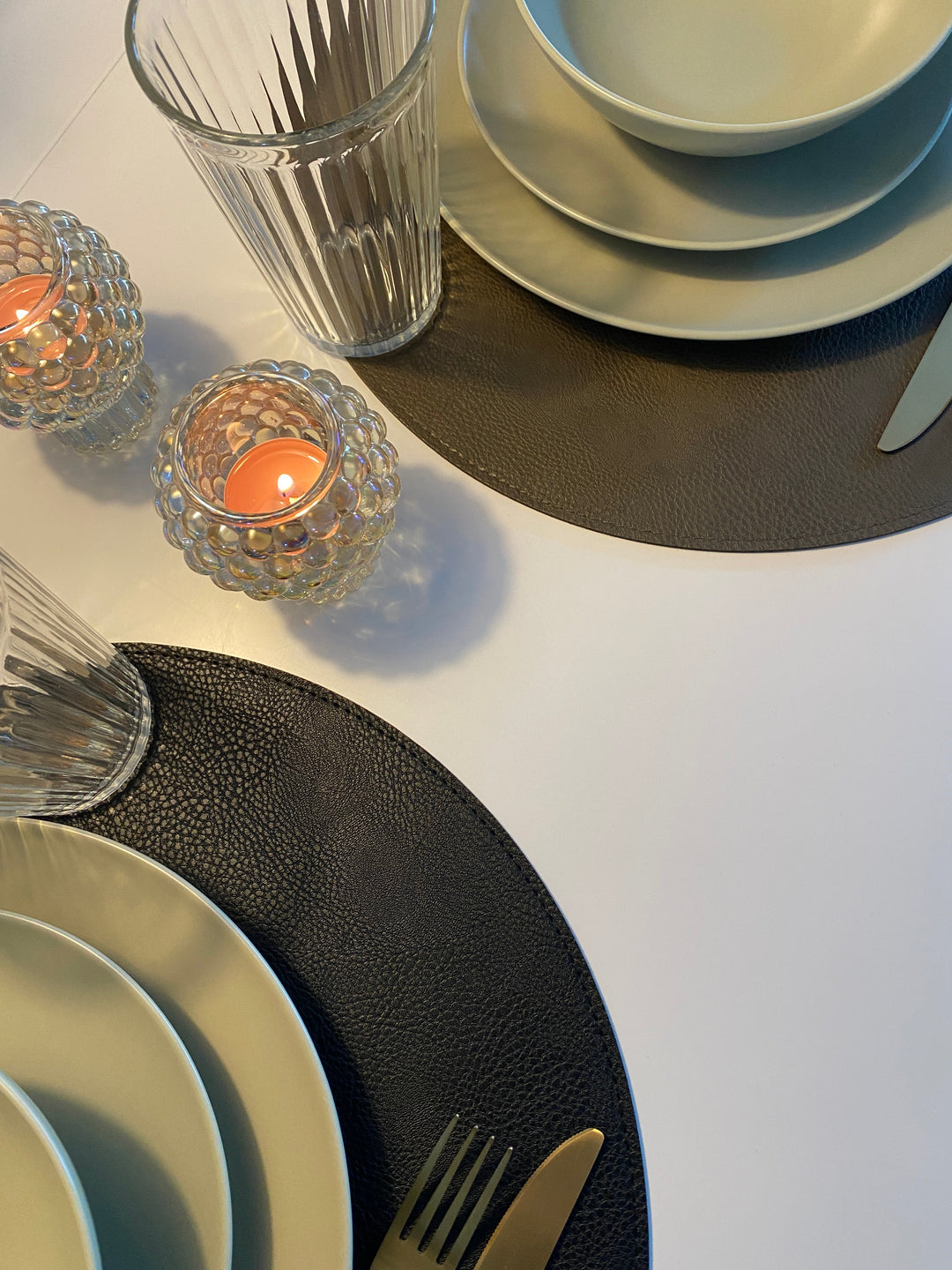 Vändbar bordsunderlägg - PU Ø38 cm svart/oliv