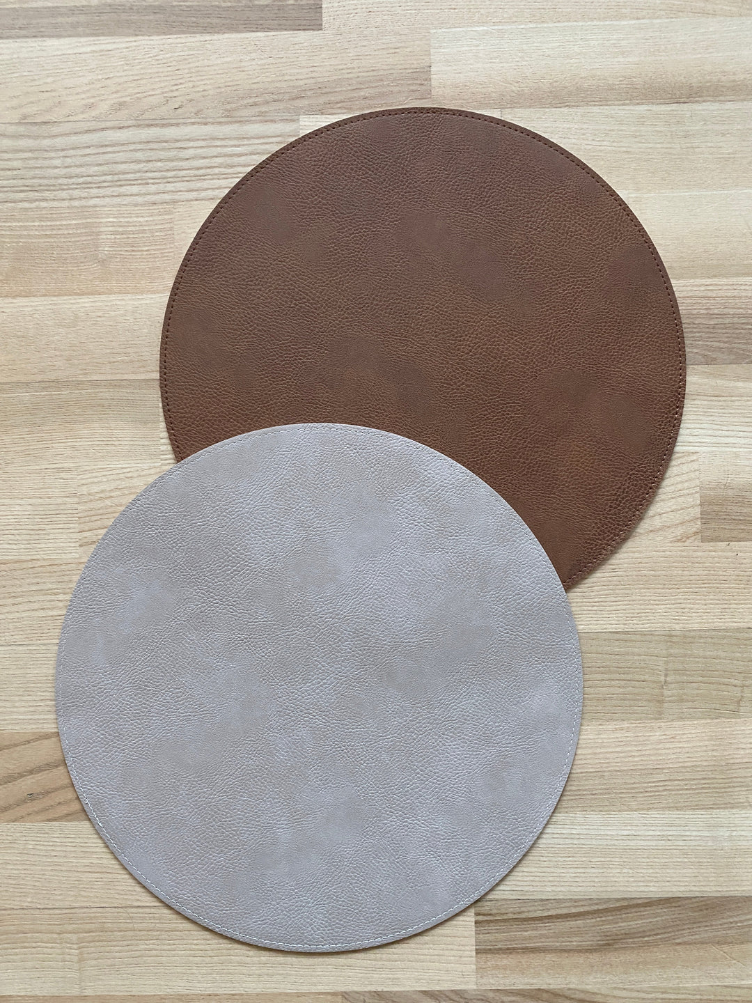 Vändbar bordsunderlägg - PU Ø38 cm tobak/sand