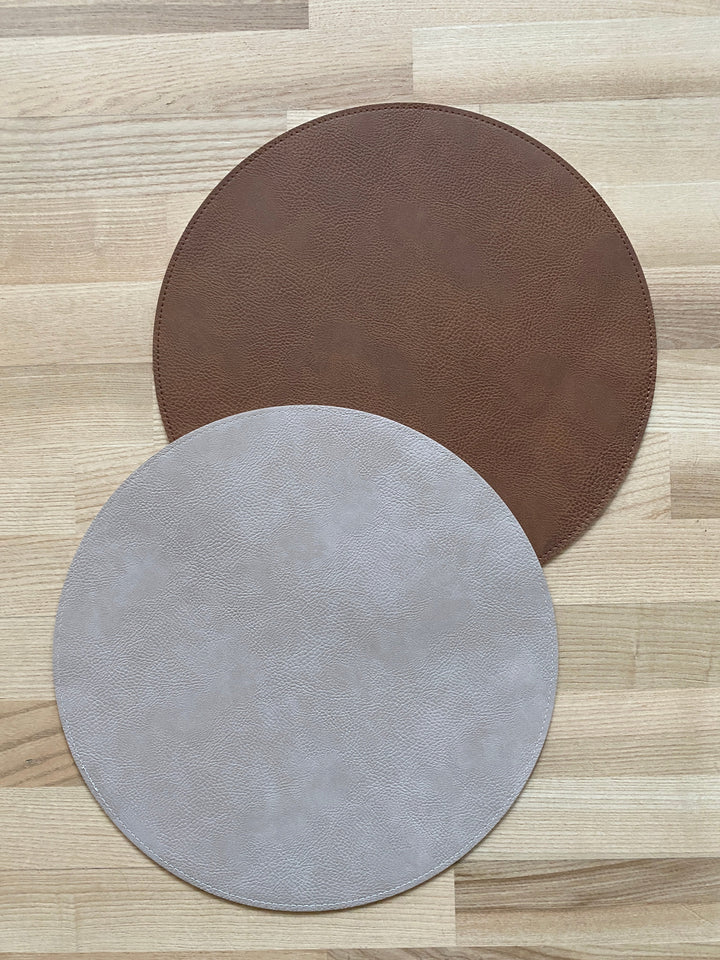 Vändbar bordsunderlägg - PU Ø38 cm tobak/sand