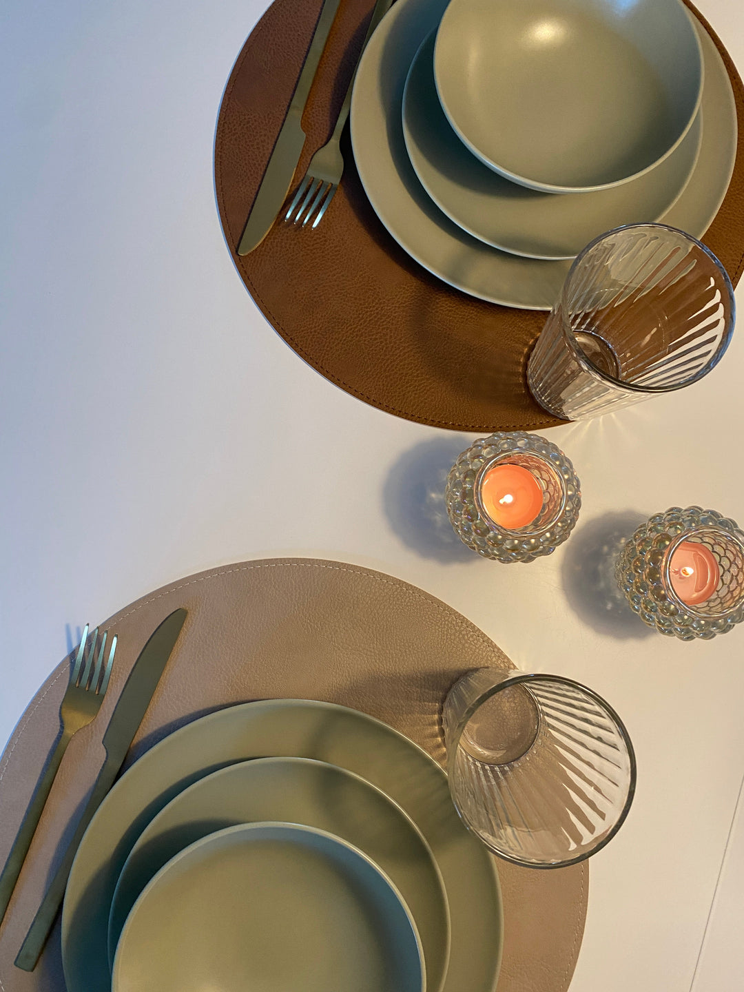 Vändbar bordsunderlägg - PU Ø38 cm tobak/sand