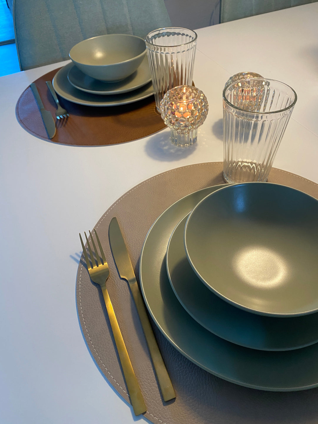 Vändbar bordsunderlägg - PU Ø38 cm tobak/sand