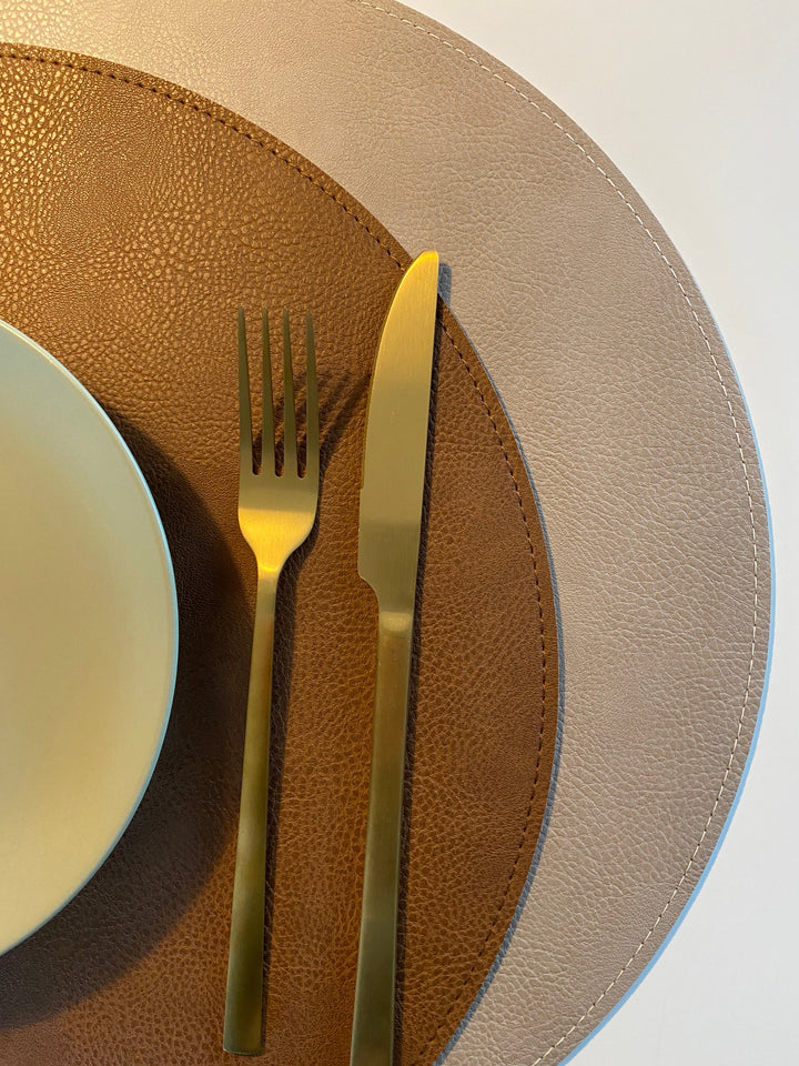 Vändbar bordsunderlägg - PU Ø38 cm tobak/sand