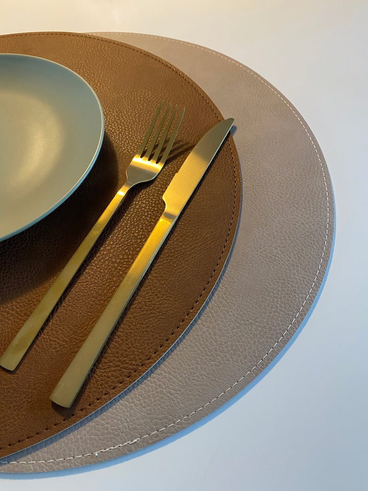 Vändbar bordsunderlägg - PU Ø38 cm tobak/sand