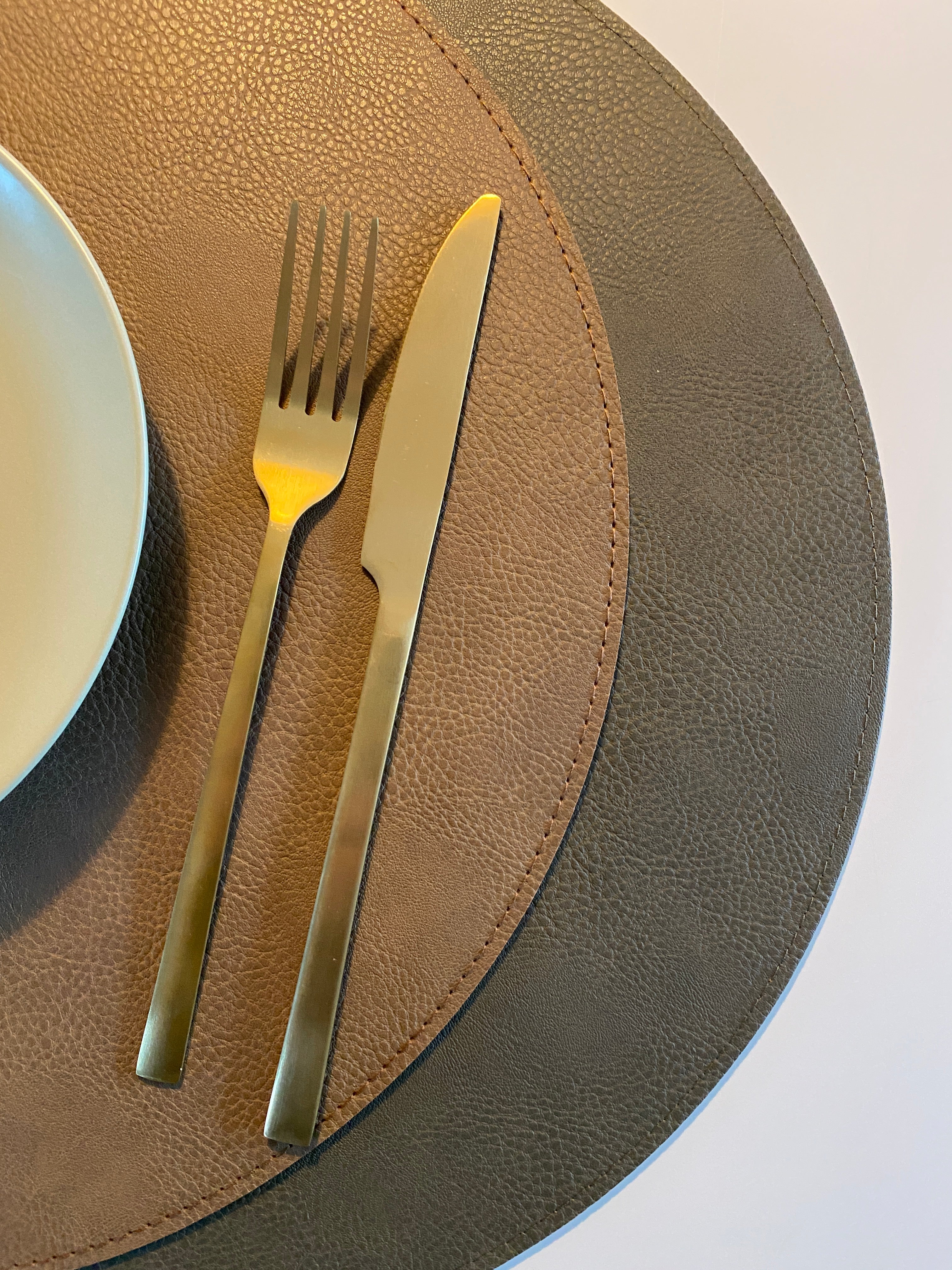 Vändbar bordsunderlägg - PU Ø38 cm armé/camel