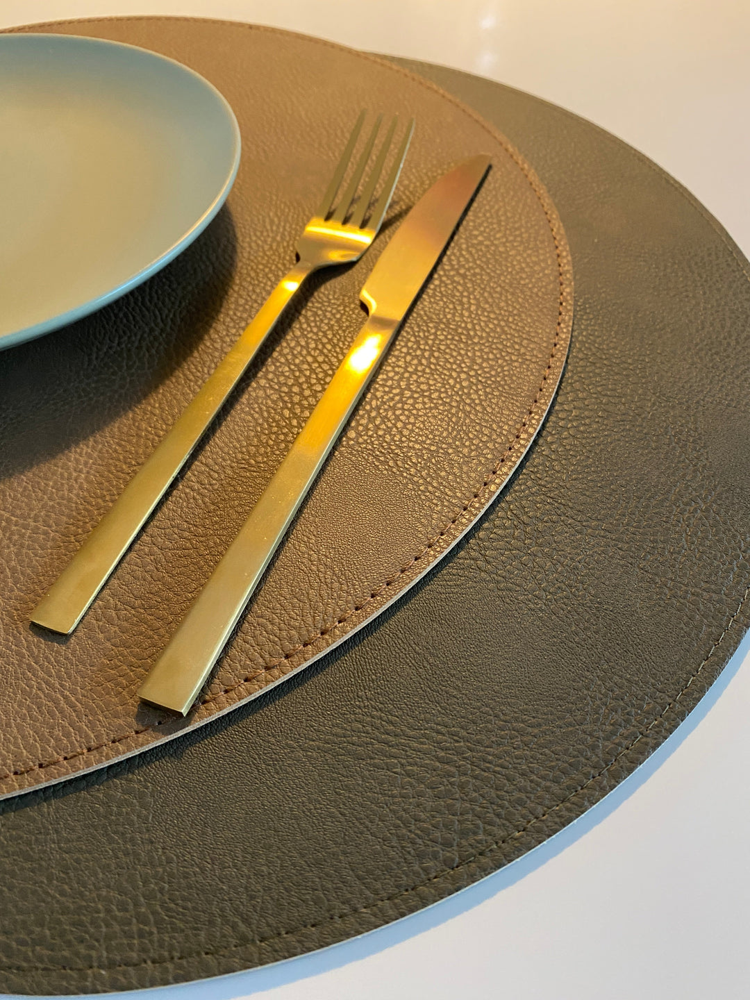 Vändbar bordsunderlägg - PU Ø38 cm armé/camel