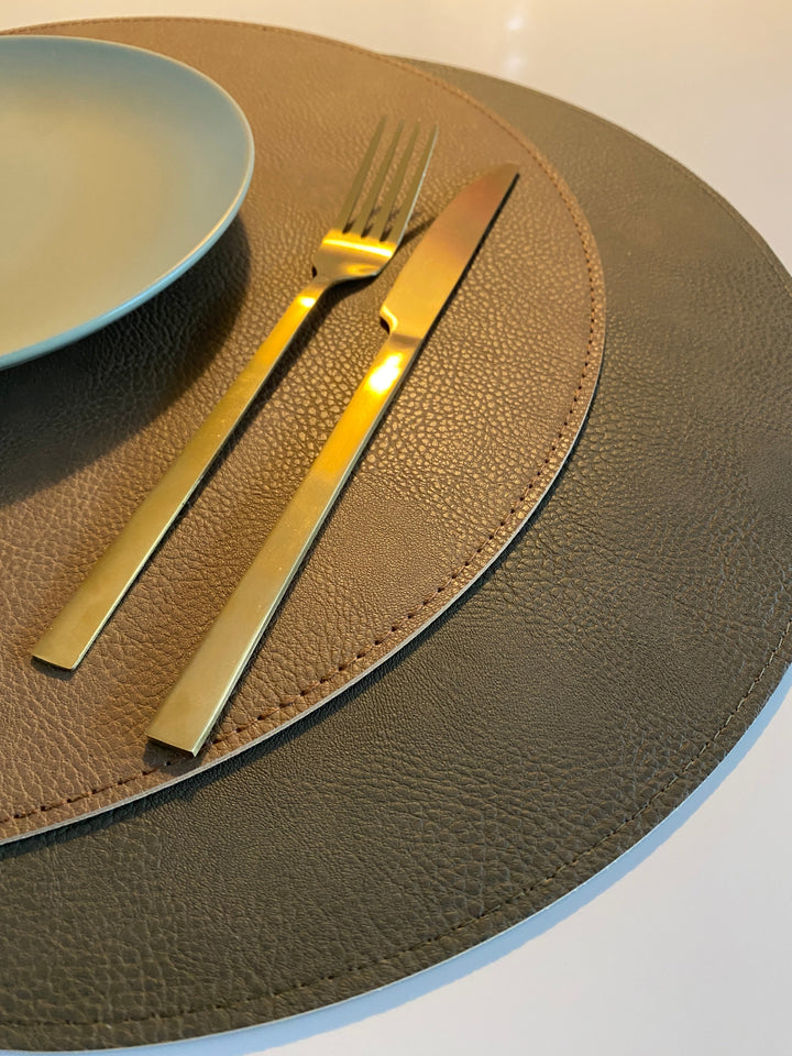 Vändbar bordsunderlägg - PU Ø38 cm armé/camel