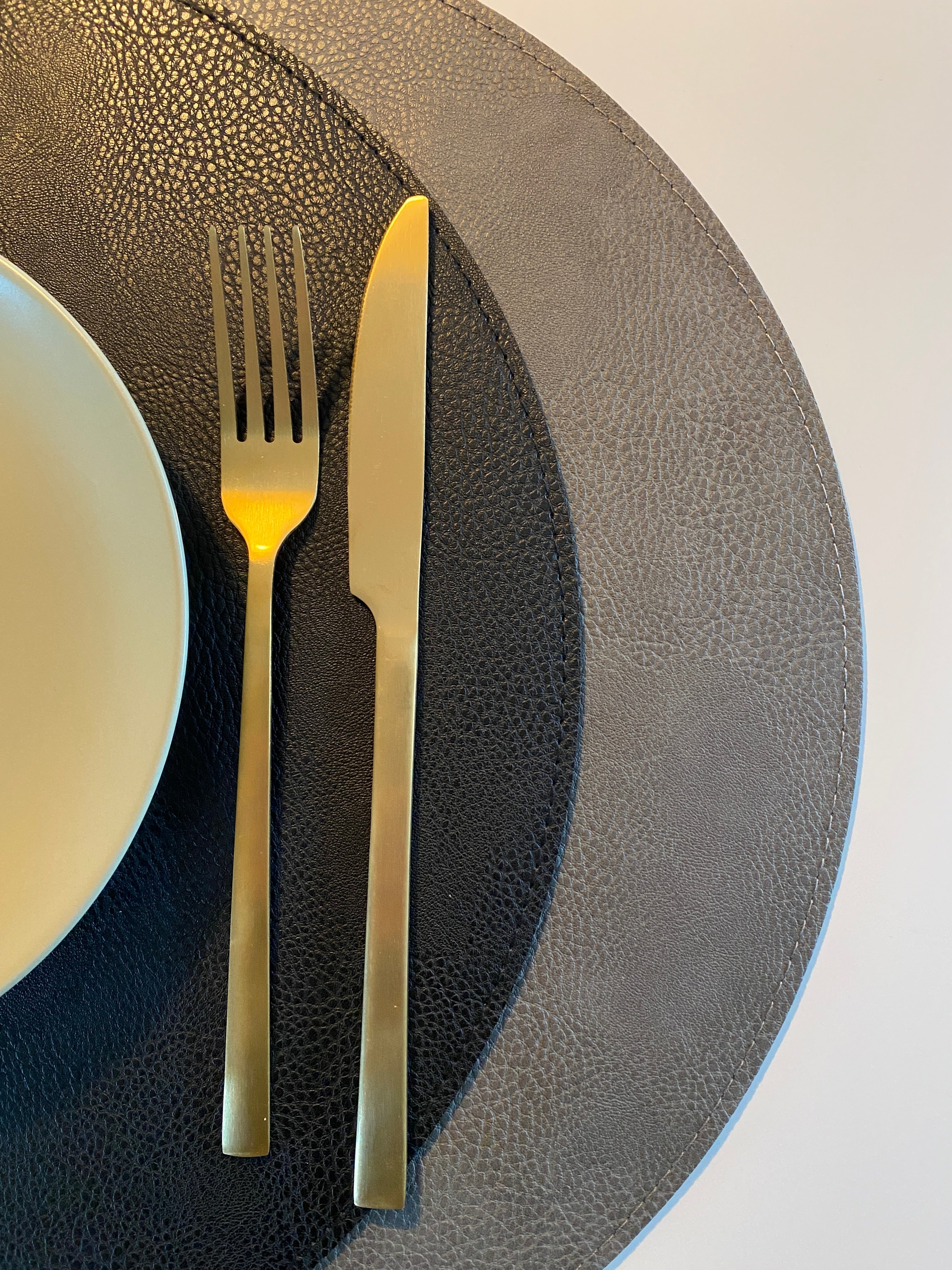 Vändbar bordsunderlägg - PU Ø38cm svart/grå