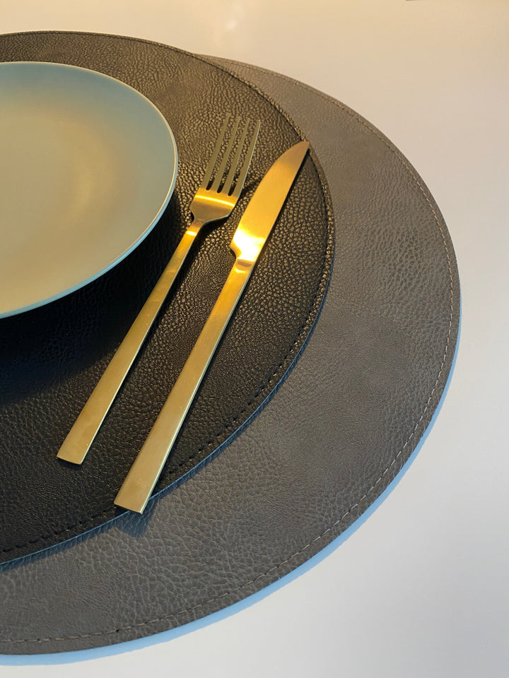 Vändbar bordsunderlägg - PU Ø38cm svart/grå