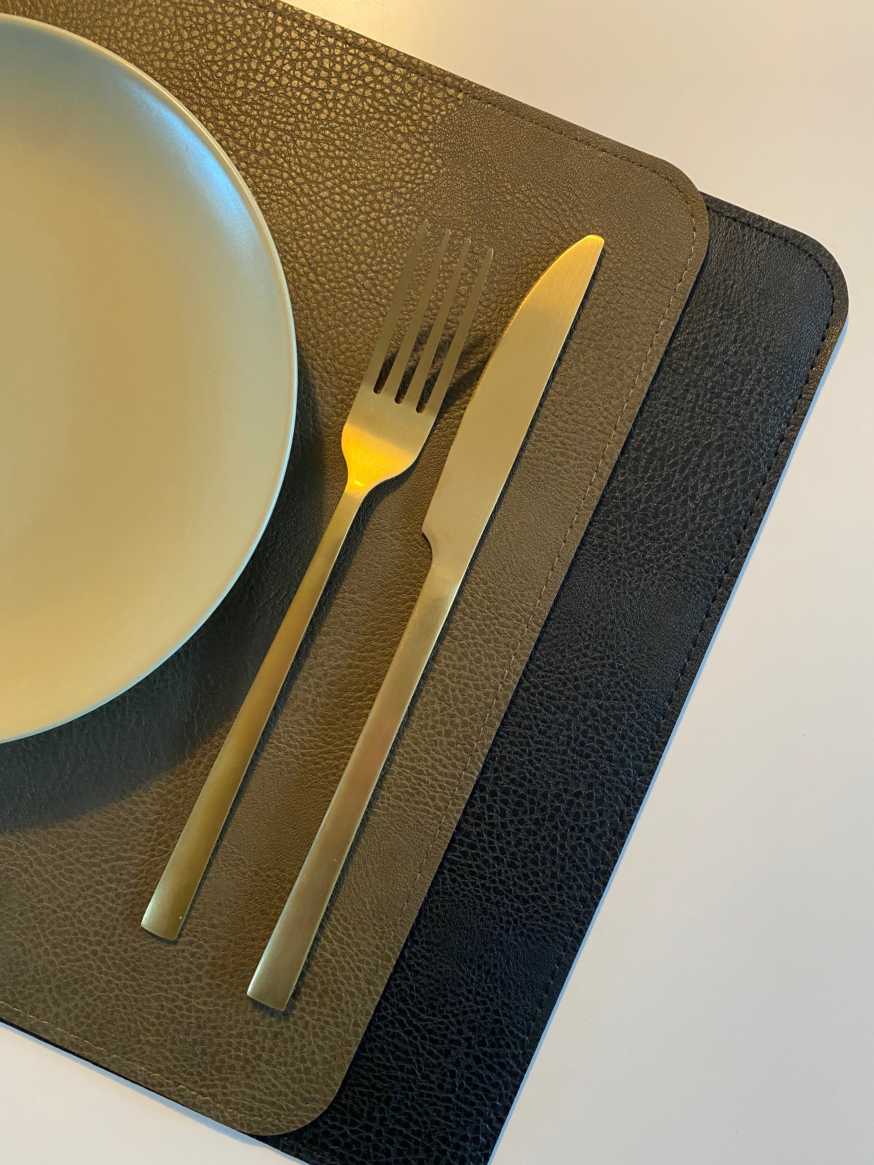 Vändbar bordsunderlägg - PU 30x45 cm svart/olivgrön