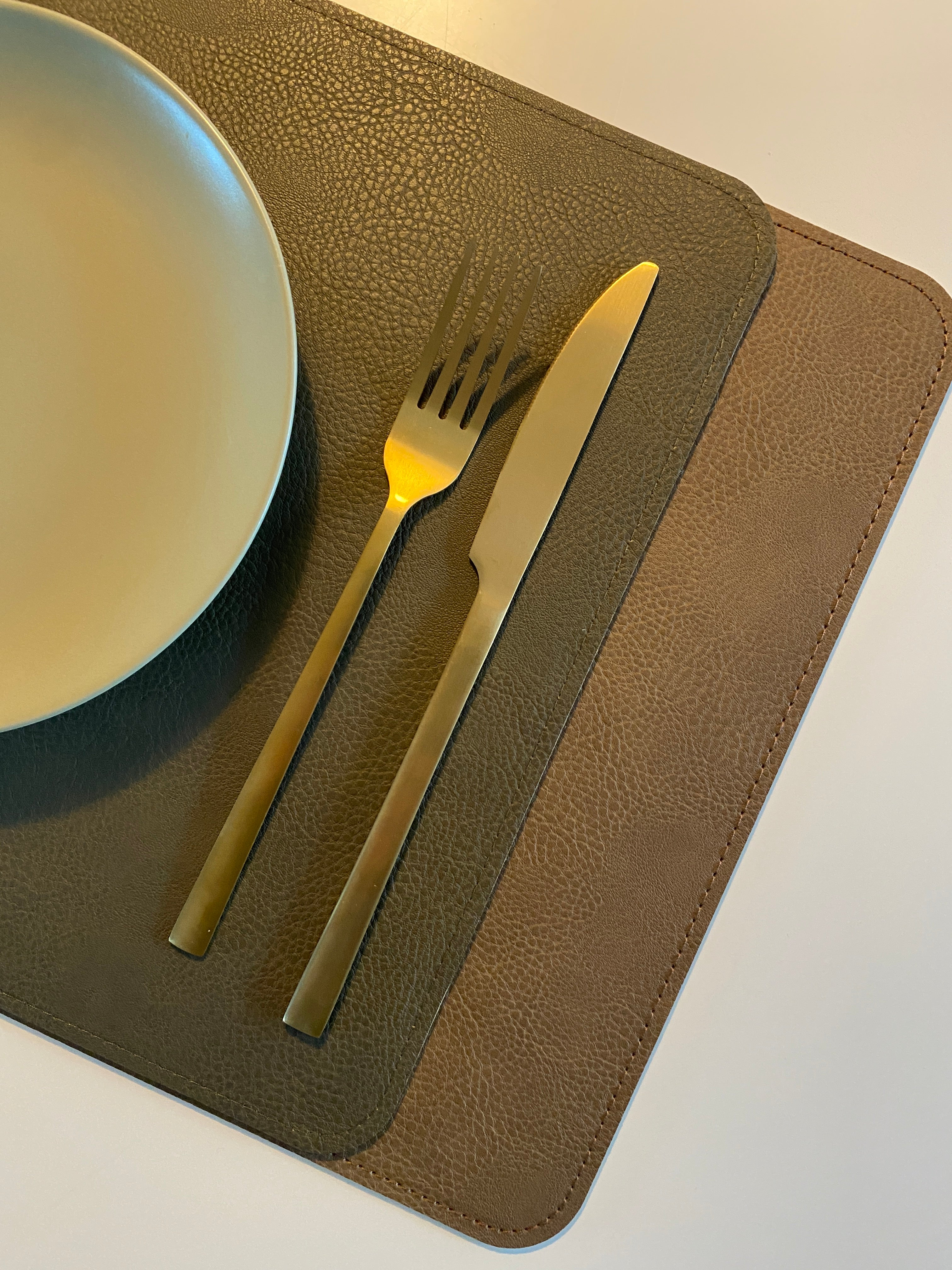 Vändbar bordsunderlägg - PU 30x45 cm army/camel